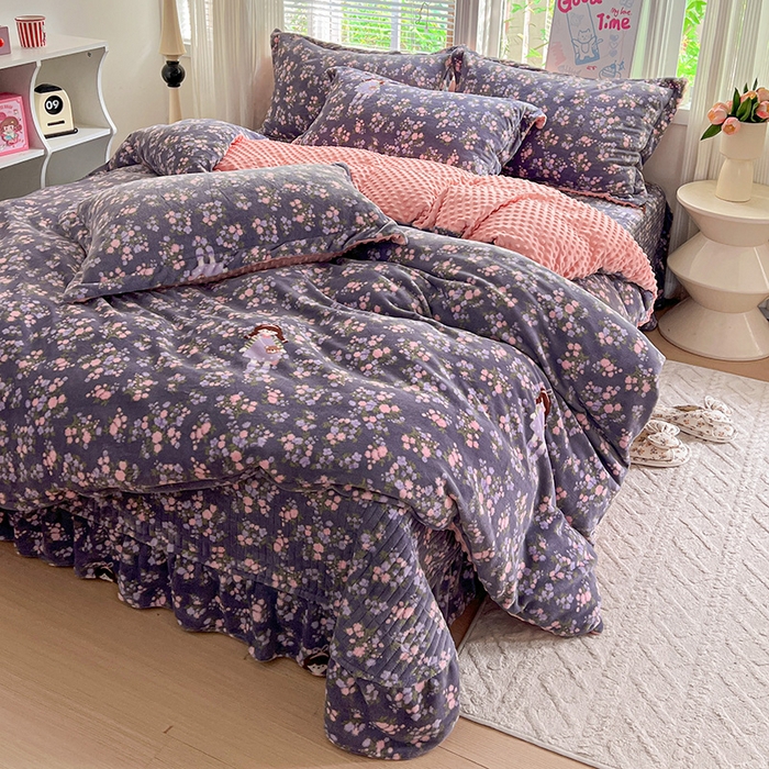 91家纺网 家纺一手货源 找家纺 仟网汇 2025新款牛奶绒豆豆绒床盖四件套 紫花萌境