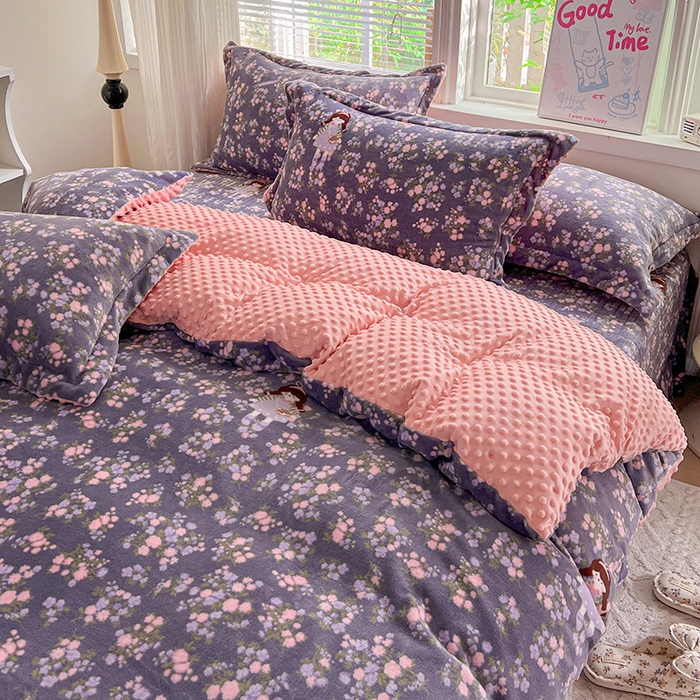 91家纺网 家纺一手货源 找家纺 仟网汇 2025新款牛奶绒豆豆绒床盖四件套 紫花萌境