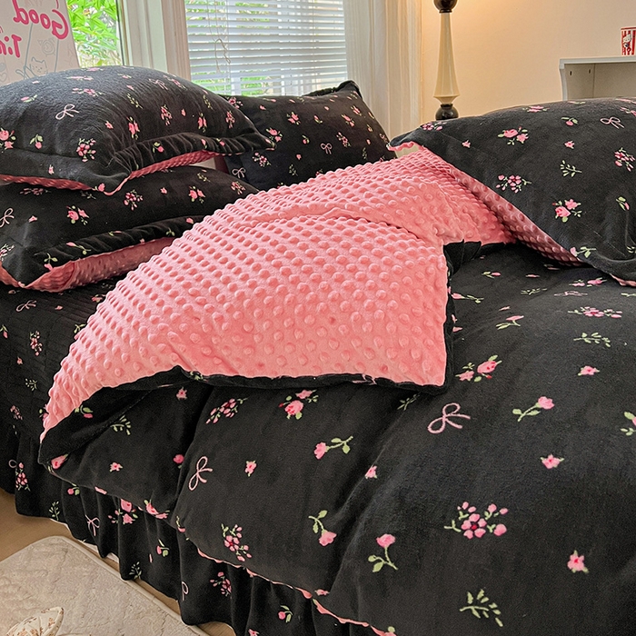91家纺网 家纺一手货源 找家纺 仟网汇 2025新款牛奶绒豆豆绒床盖四件套 黑绒花梦