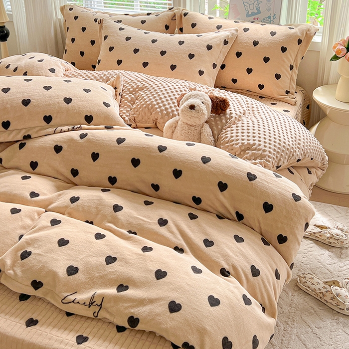 91家纺网 家纺一手货源 找家纺 仟网汇 2025新款牛奶绒豆豆绒床盖四件套 咖色小心心