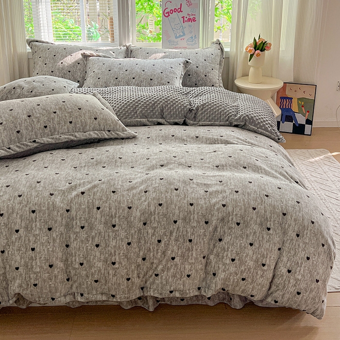 91家纺网 家纺一手货源 找家纺 仟网汇 2025新款牛奶绒豆豆绒床盖四件套 灰色小心心