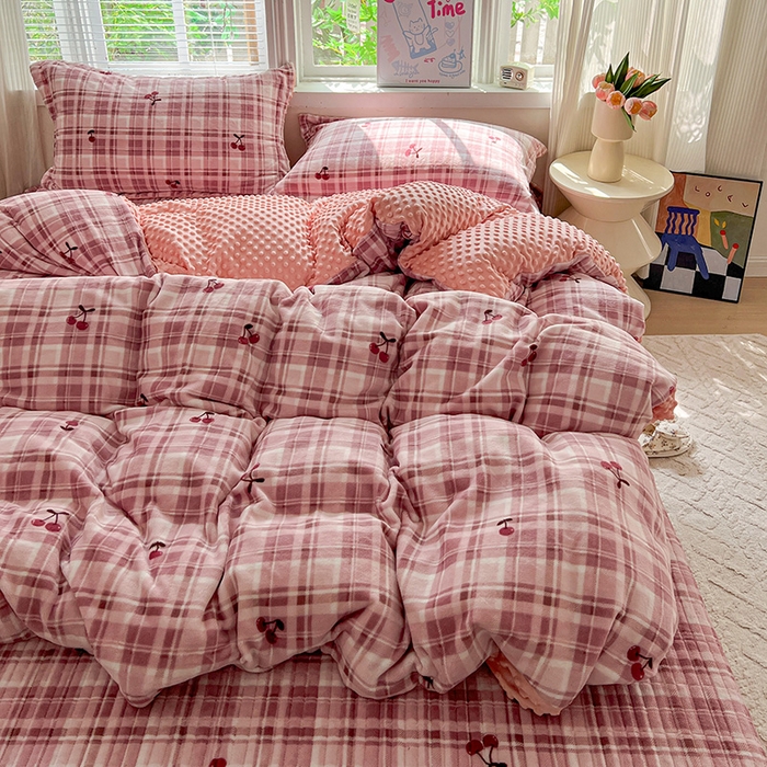 91家纺网 家纺一手货源 找家纺 仟网汇 2025新款牛奶绒豆豆绒床盖四件套 车厘子