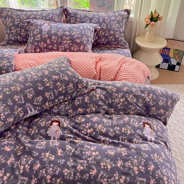 91家纺网 家纺一手货源 找家纺 仟网汇 2025新款牛奶绒豆豆绒床盖四件套 紫花萌境