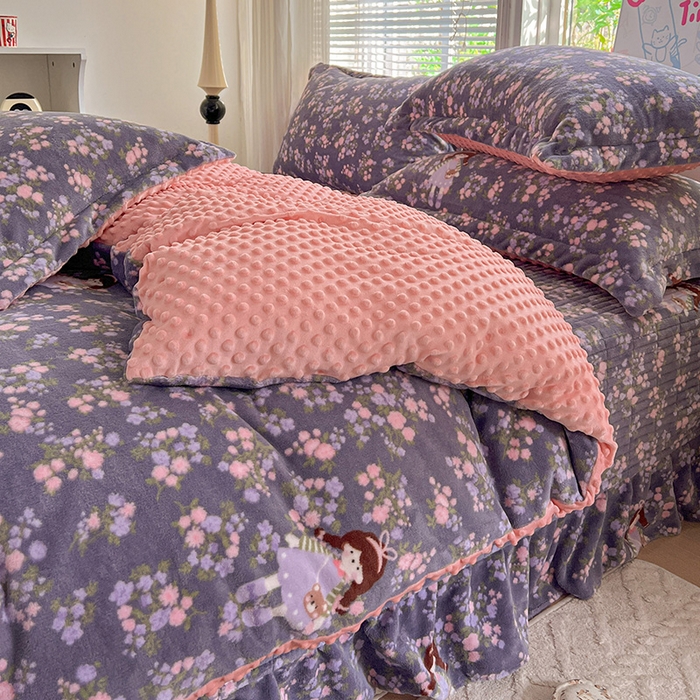 91家纺网 家纺一手货源 找家纺 仟网汇 2025新款牛奶绒豆豆绒床盖四件套 紫花萌境