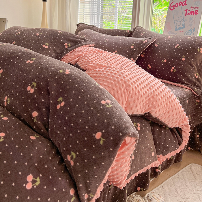 91家纺网 家纺一手货源 找家纺 仟网汇 2025新款牛奶绒豆豆绒床盖四件套 樱桃