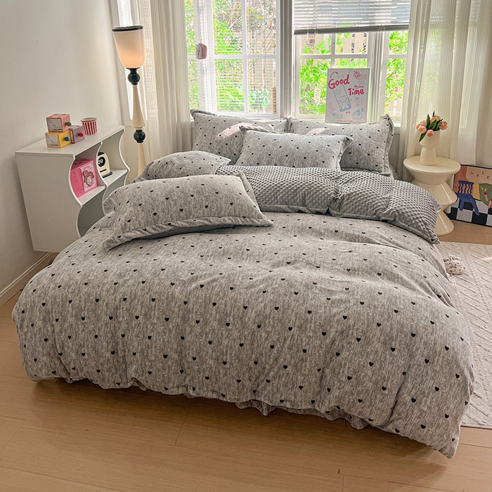 91家纺网 家纺一手货源 找家纺 仟网汇 2025新款牛奶绒豆豆绒床盖四件套 灰色小心心