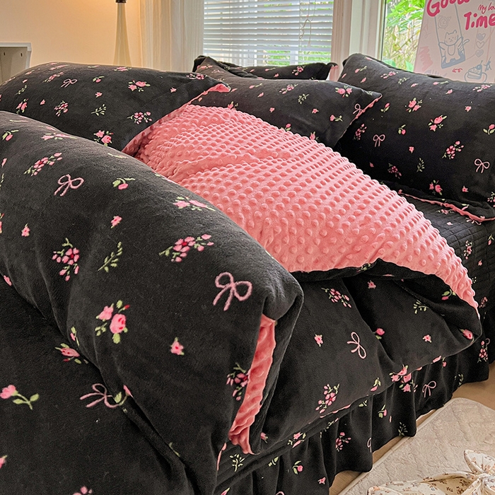 91家纺网 家纺一手货源 找家纺 仟网汇 2025新款牛奶绒豆豆绒床盖四件套 黑绒花梦