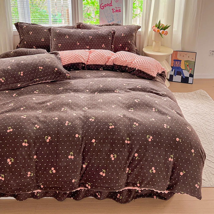 91家纺网 家纺一手货源 找家纺 仟网汇 2025新款牛奶绒豆豆绒床盖四件套 樱桃