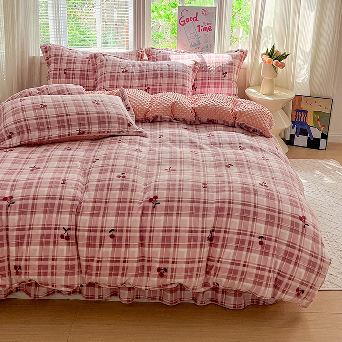 91家纺网 家纺一手货源 找家纺 仟网汇 2025新款牛奶绒豆豆绒床盖四件套 车厘子