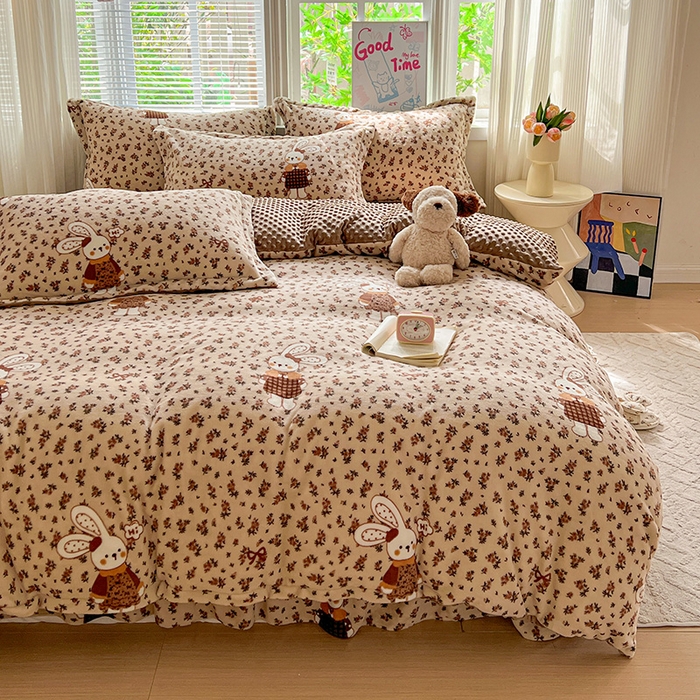 91家纺网 家纺一手货源 找家纺 仟网汇 2025新款牛奶绒豆豆绒床盖四件套 萌兔花园