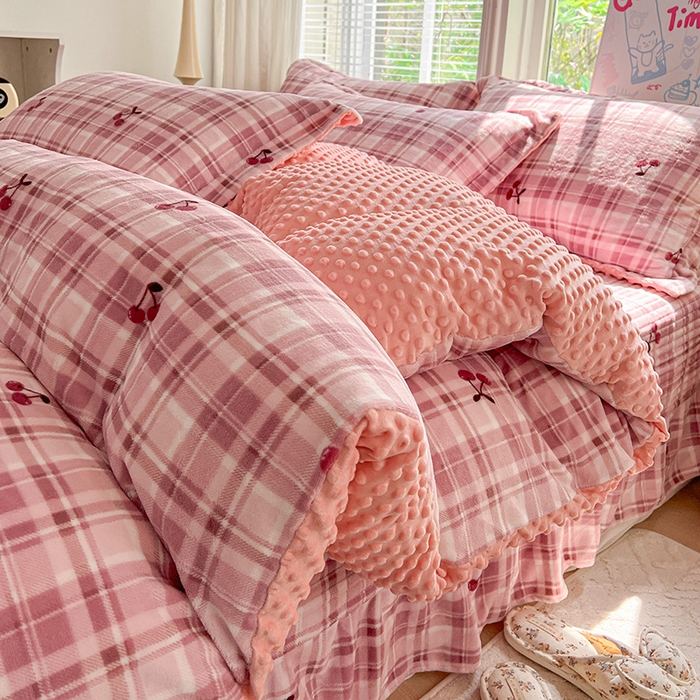 91家纺网 家纺一手货源 找家纺 仟网汇 2025新款牛奶绒豆豆绒床盖四件套 车厘子