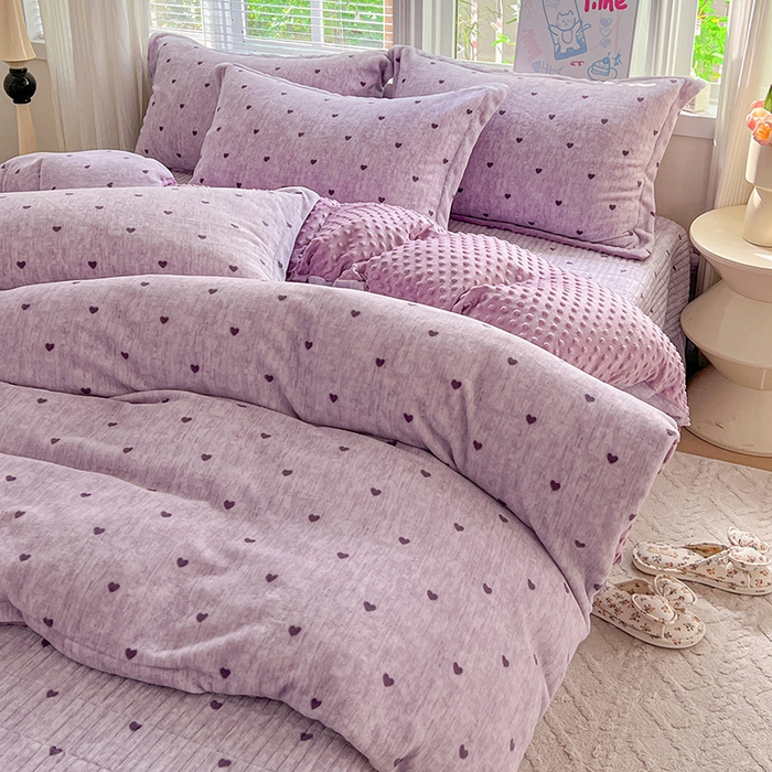 91家纺网 家纺一手货源 找家纺 仟网汇 2025新款牛奶绒豆豆绒床盖四件套 紫色小心心