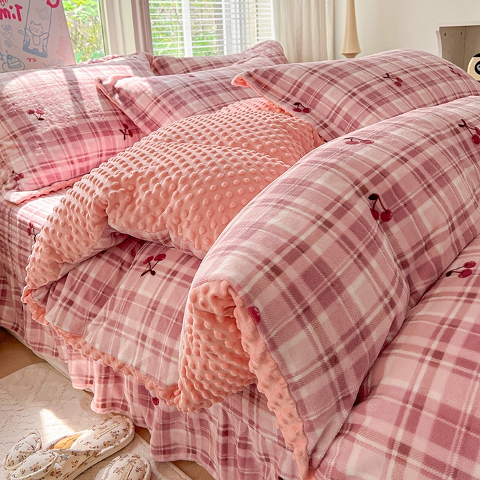 91家纺网 家纺一手货源 找家纺 仟网汇 2025新款牛奶绒豆豆绒床盖四件套 车厘子