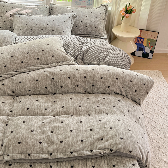 91家纺网 家纺一手货源 找家纺 仟网汇 2025新款牛奶绒豆豆绒床盖四件套 灰色小心心