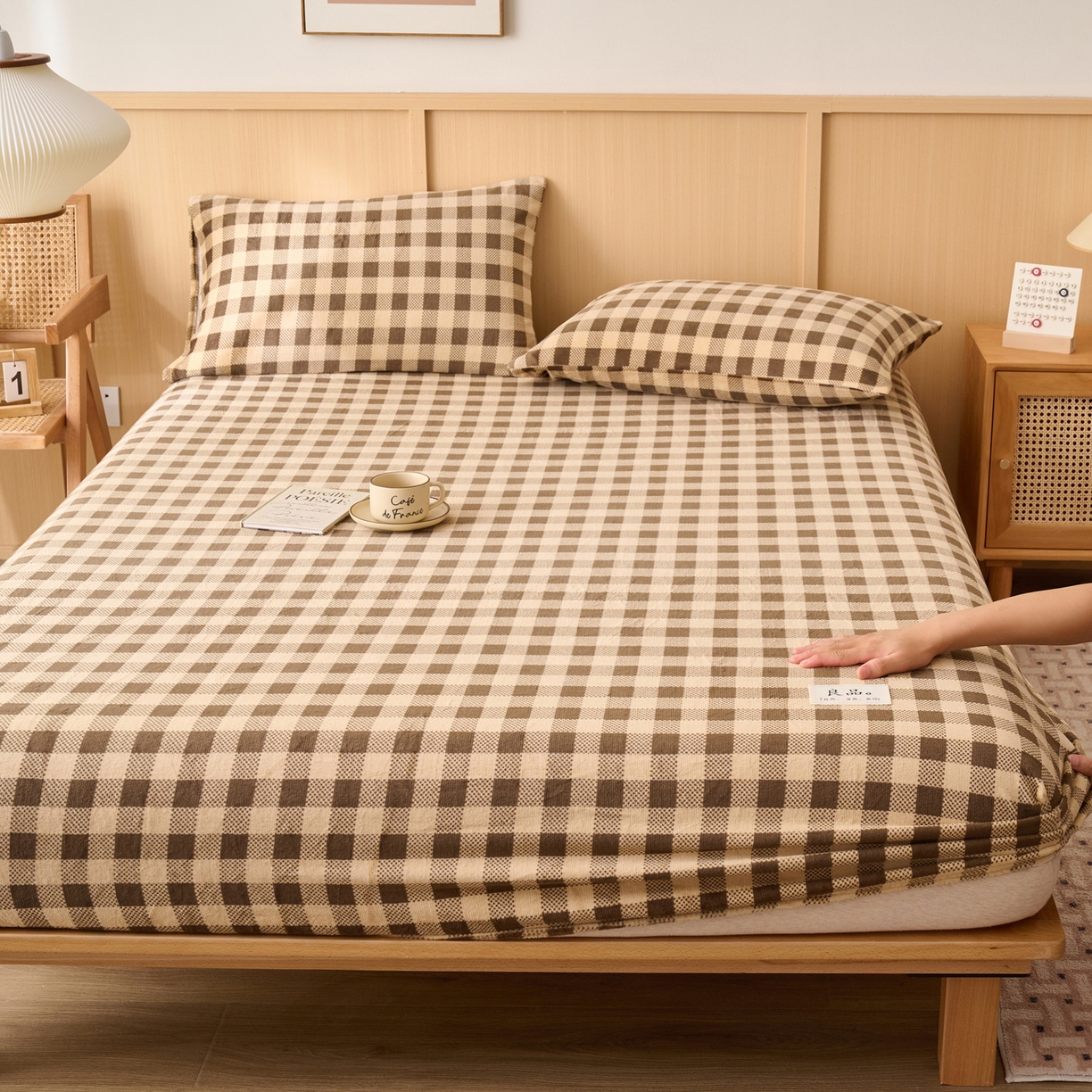 91家纺网 家纺一手货源 找家纺 早晨家纺 2025新款野牧款高克重牛奶绒印花单床笠 野牧-咖小格