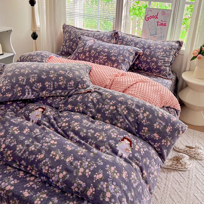 91家纺网 家纺一手货源 找家纺 仟网汇 2025新款牛奶绒豆豆绒床盖四件套 紫花萌境
