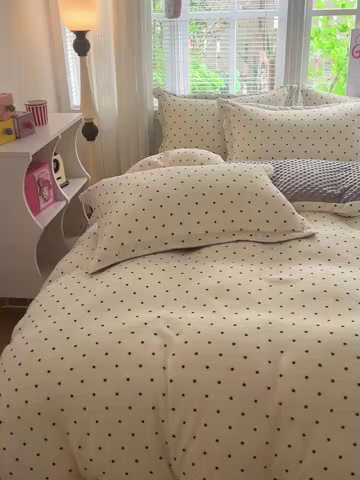 91家纺网 家纺一手货源 找家纺 仟网汇 2025新款牛奶绒豆豆绒床盖四件套 波点- 奶灰