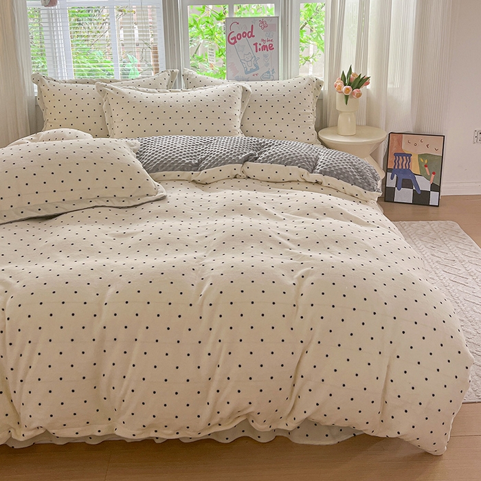 91家纺网 家纺一手货源 找家纺 仟网汇 2025新款牛奶绒豆豆绒床盖四件套 波点- 奶灰