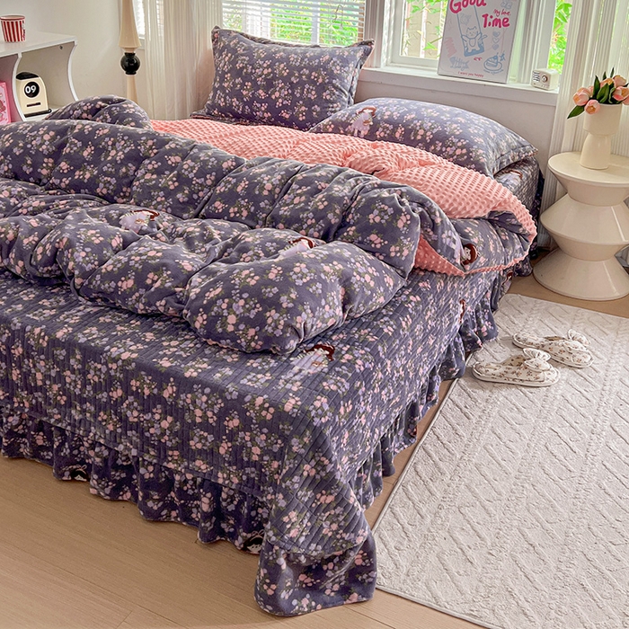 91家纺网 家纺一手货源 找家纺 仟网汇 2025新款牛奶绒豆豆绒床盖四件套 紫花萌境