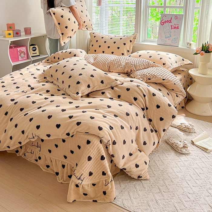 91家纺网 家纺一手货源 找家纺 仟网汇 2025新款牛奶绒豆豆绒床盖四件套 咖色小心心