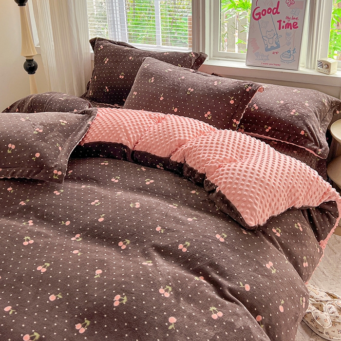 91家纺网 家纺一手货源 找家纺 仟网汇 2025新款牛奶绒豆豆绒床盖四件套 樱桃