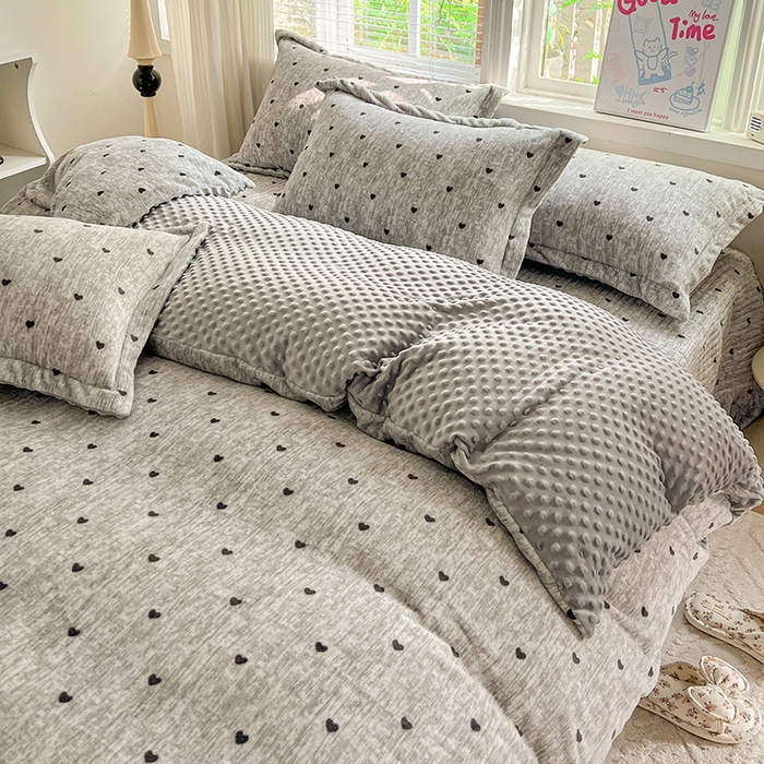 91家纺网 家纺一手货源 找家纺 仟网汇 2025新款牛奶绒豆豆绒床盖四件套 灰色小心心