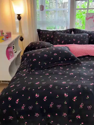 91家纺网 家纺一手货源 找家纺 仟网汇 2025新款牛奶绒豆豆绒床盖四件套 黑绒花梦