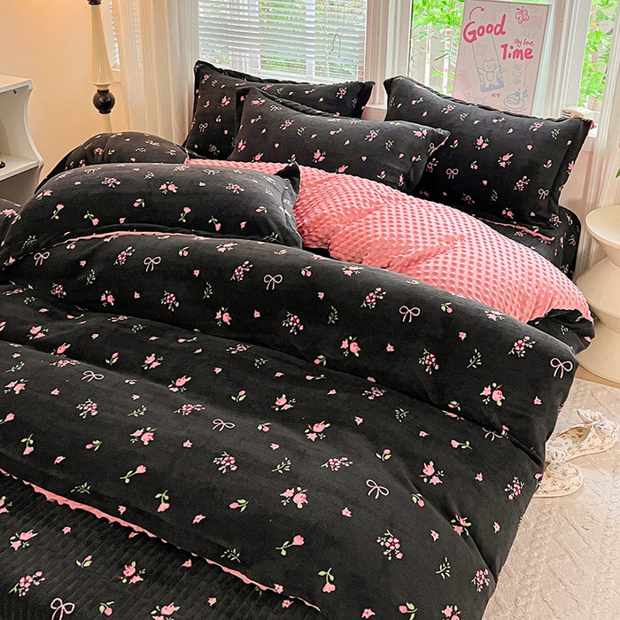 91家纺网 家纺一手货源 找家纺 仟网汇 2025新款牛奶绒豆豆绒床盖四件套 黑绒花梦