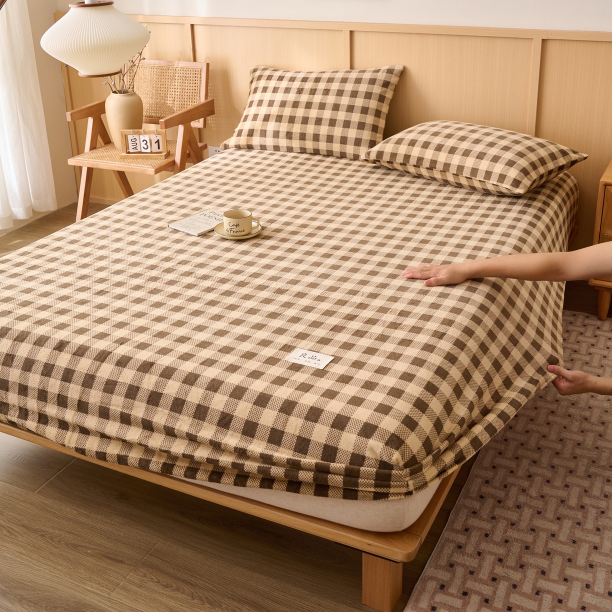 91家纺网 家纺一手货源 找家纺 早晨家纺 2025新款野牧款高克重牛奶绒印花单床笠 野牧-咖小格