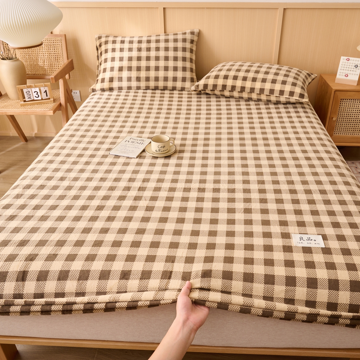 91家纺网 家纺一手货源 找家纺 早晨家纺 2025新款野牧款高克重牛奶绒印花单床笠 野牧-咖小格