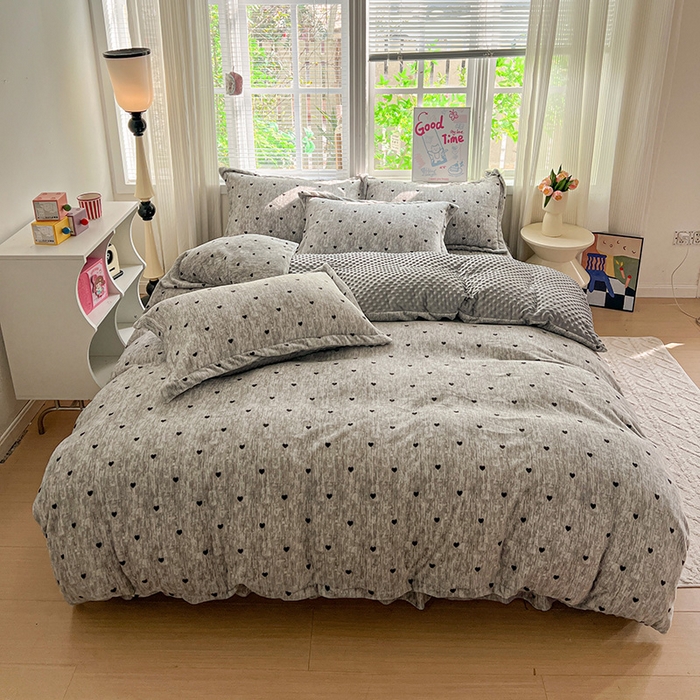 91家纺网 家纺一手货源 找家纺 仟网汇 2025新款牛奶绒豆豆绒床盖四件套 灰色小心心
