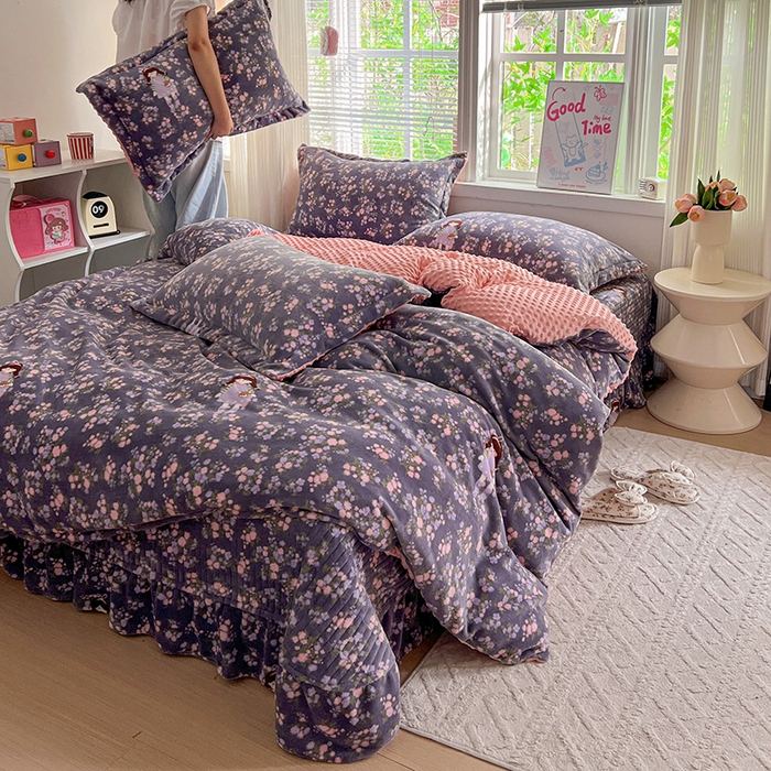 91家纺网 家纺一手货源 找家纺 仟网汇 2025新款牛奶绒豆豆绒床盖四件套 紫花萌境