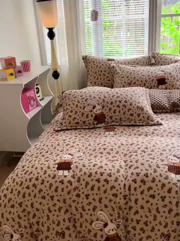 91家纺网 家纺一手货源 找家纺 仟网汇 2025新款牛奶绒豆豆绒床盖四件套 萌兔花园