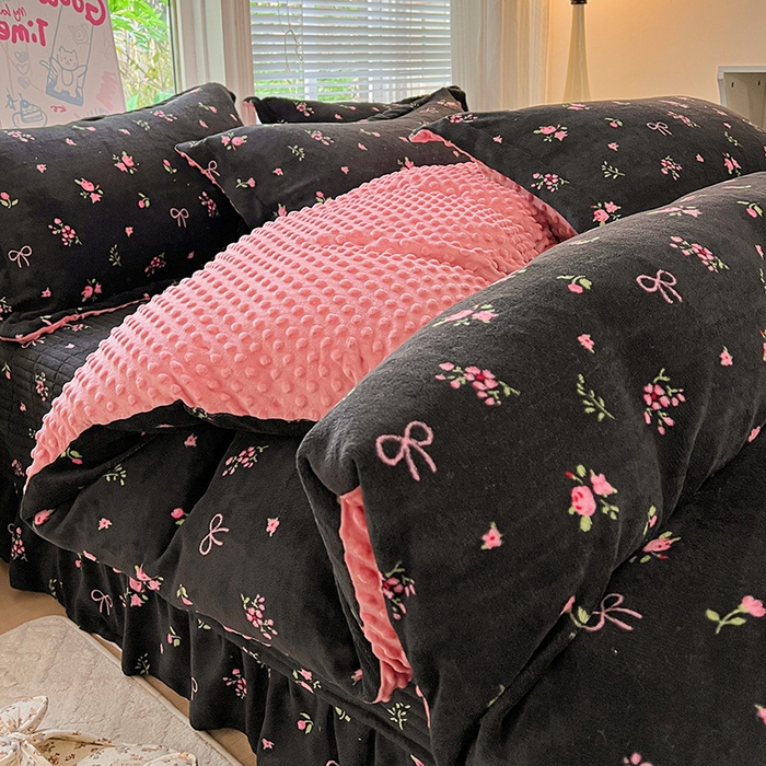 91家纺网 家纺一手货源 找家纺 仟网汇 2025新款牛奶绒豆豆绒床盖四件套 黑绒花梦
