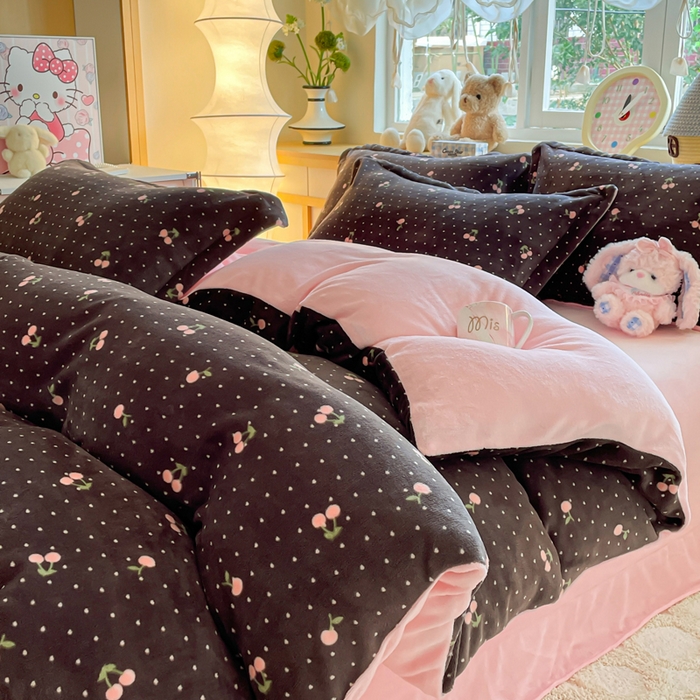 仟网汇 2025新款双面牛奶绒四件套 樱桃点点