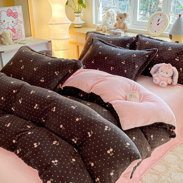 91家纺网 家纺一手货源 找家纺 仟网汇 2025新款双面牛奶绒四件套 樱桃点点