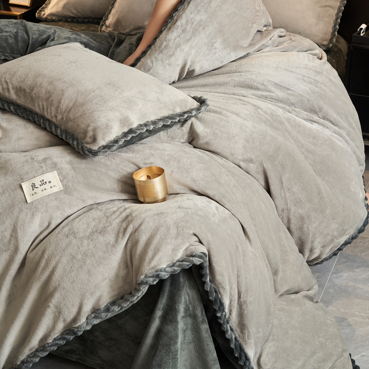91家纺网 家纺一手货源 找家纺 早晨家纺 2025新款黑金牛奶绒纯色-单被套系列风格1 黑金-浅灰