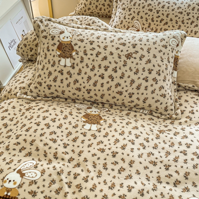 91家纺网 家纺一手货源 找家纺 仟网汇 2025新款双面牛奶绒四件套 布偶兔兔