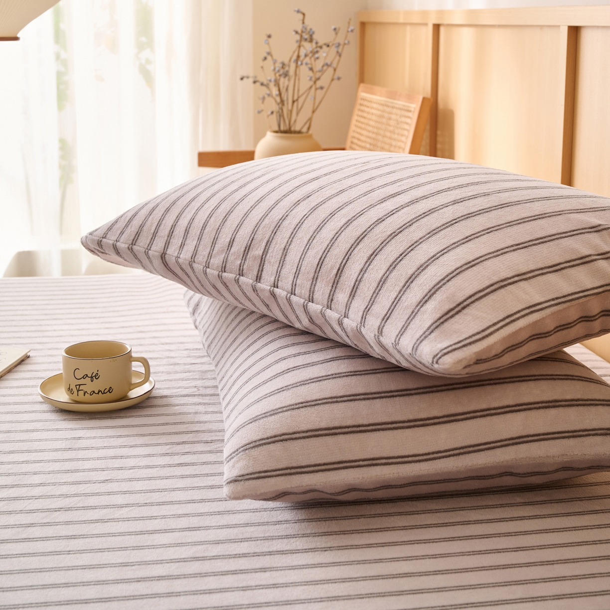 91家纺网 家纺一手货源 找家纺 早晨家纺 2025新款野牧款高克重牛奶绒印花单床笠 野牧-竖条白