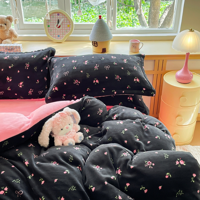 91家纺网 家纺一手货源 找家纺 仟网汇 2025新款双面牛奶绒四件套 乌梅子酱