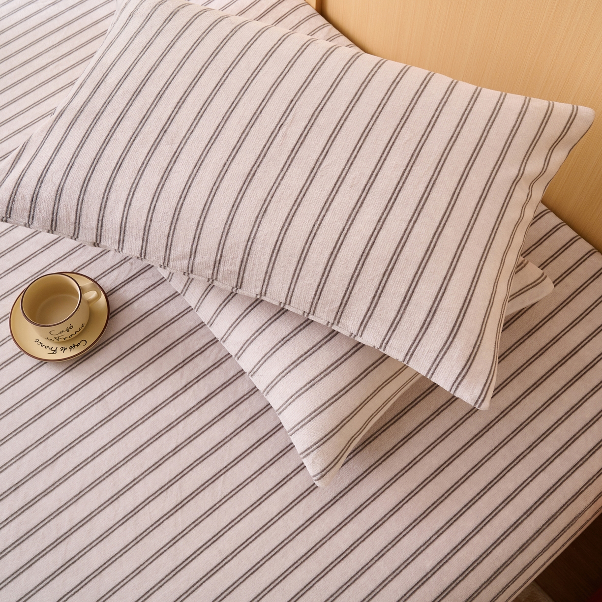 91家纺网 家纺一手货源 找家纺 早晨家纺 2025新款野牧款高克重牛奶绒印花单床笠 野牧-竖条白