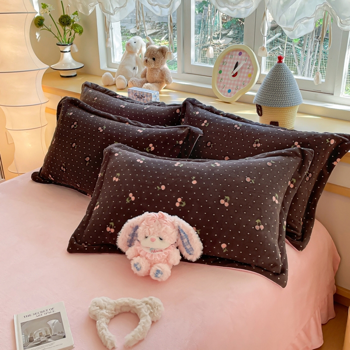 91家纺网 家纺一手货源 找家纺 仟网汇 2025新款双面牛奶绒四件套 樱桃点点