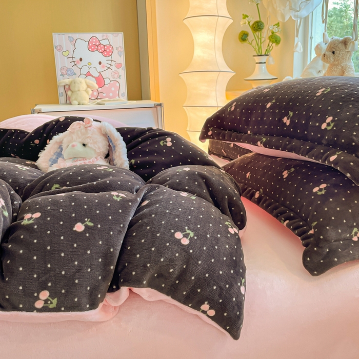 91家纺网 家纺一手货源 找家纺 仟网汇 2025新款双面牛奶绒四件套 樱桃点点