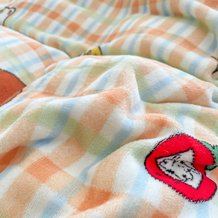 91家纺网 家纺一手货源 找家纺 仟网汇 2025新款双面牛奶绒四件套 草莓喵蓝