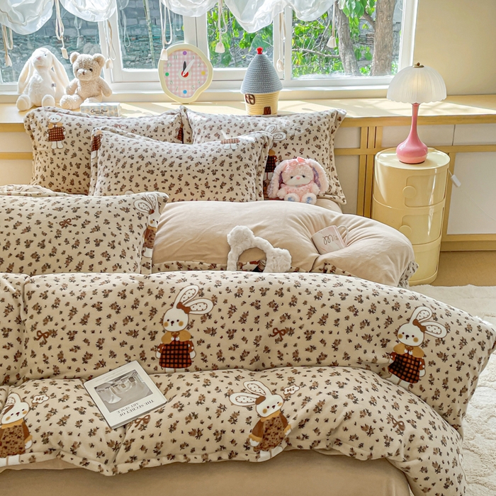 91家纺网 家纺一手货源 找家纺 仟网汇 2025新款双面牛奶绒四件套 布偶兔兔