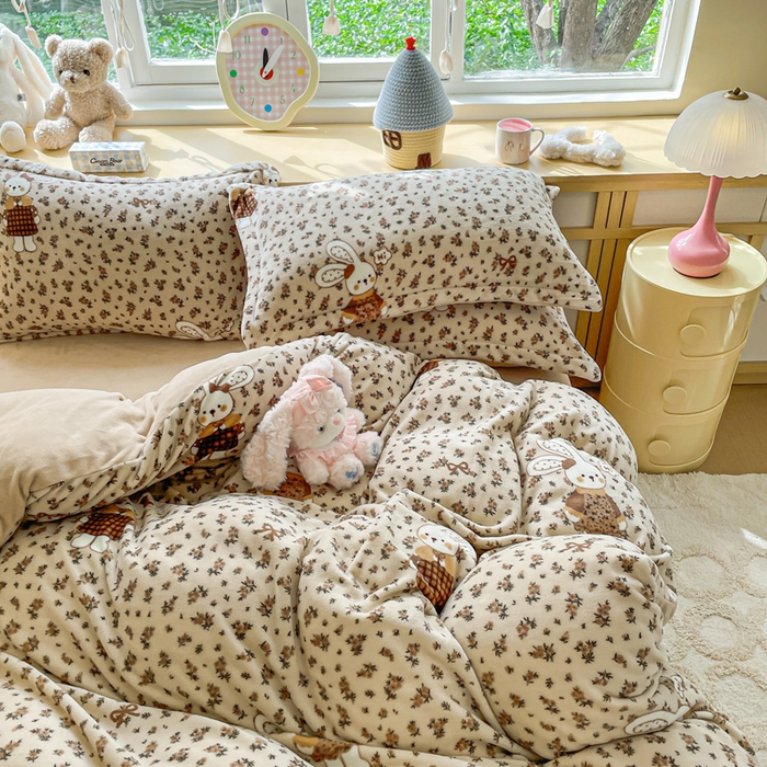 91家纺网 家纺一手货源 找家纺 仟网汇 2025新款双面牛奶绒四件套 布偶兔兔