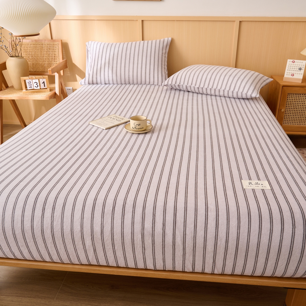 91家纺网 家纺一手货源 找家纺 早晨家纺 2025新款野牧款高克重牛奶绒印花单床笠 野牧-竖条白