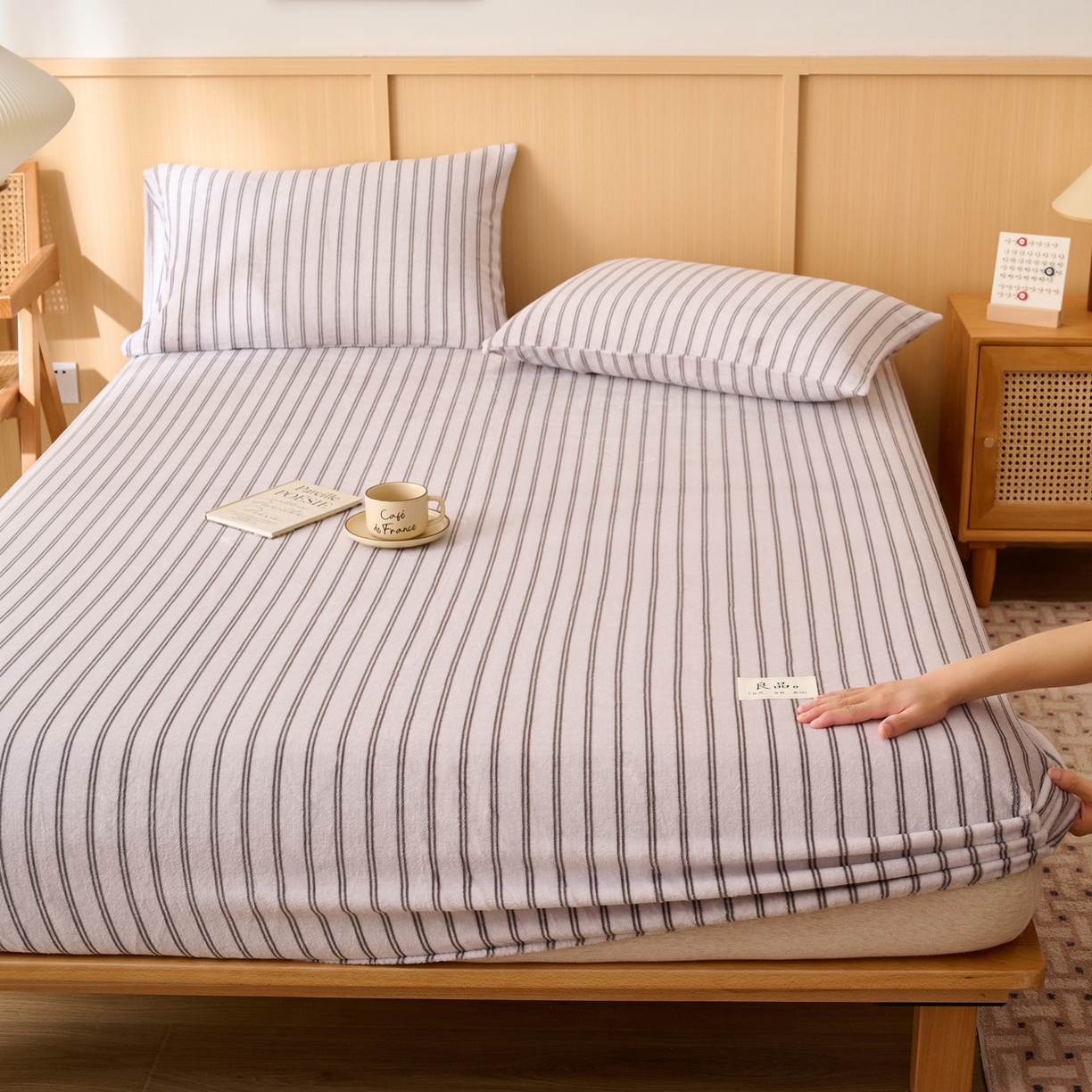 91家纺网 家纺一手货源 找家纺 早晨家纺 2025新款野牧款高克重牛奶绒印花单床笠 野牧-竖条白