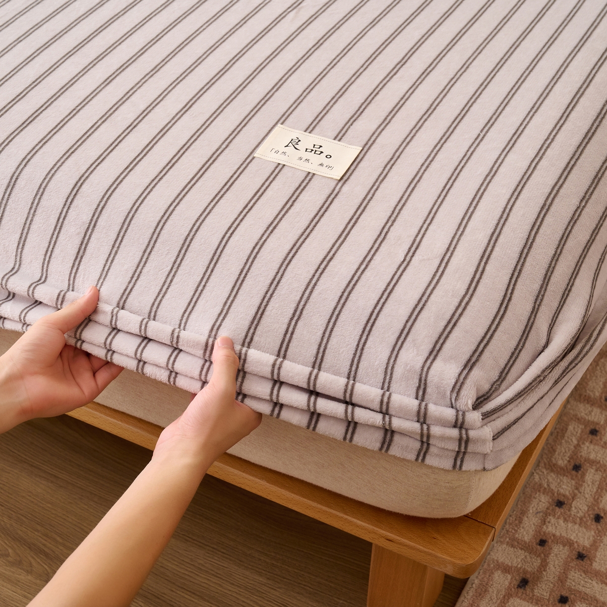 91家纺网 家纺一手货源 找家纺 早晨家纺 2025新款野牧款高克重牛奶绒印花单床笠 野牧-竖条白