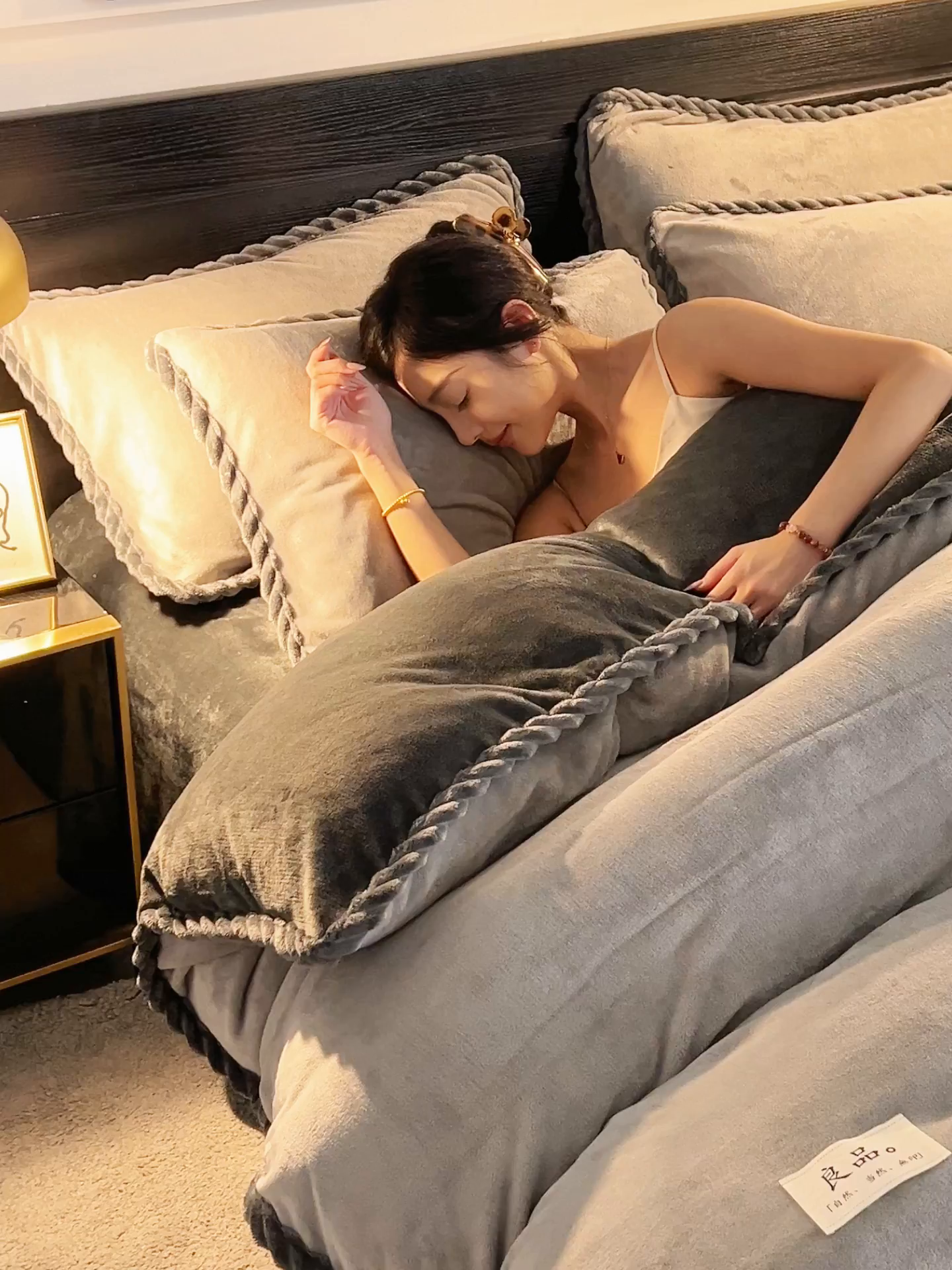 91家纺网 家纺一手货源 找家纺 早晨家纺 2025新款黑金牛奶绒纯色-单被套系列风格1 黑金-浅灰